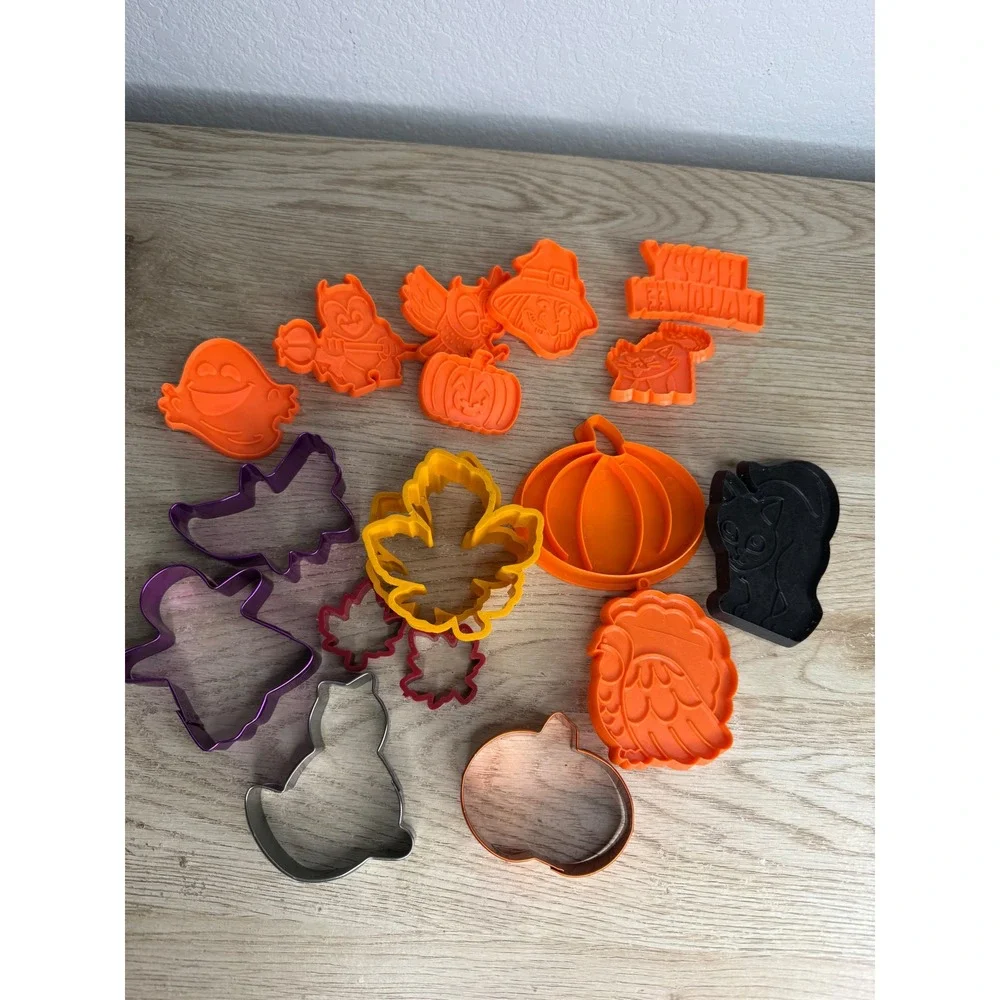 Vintage Halloween Cookie Cutter Lot Orange Plastic Metal Ghost Pumpkin Cat 16pc